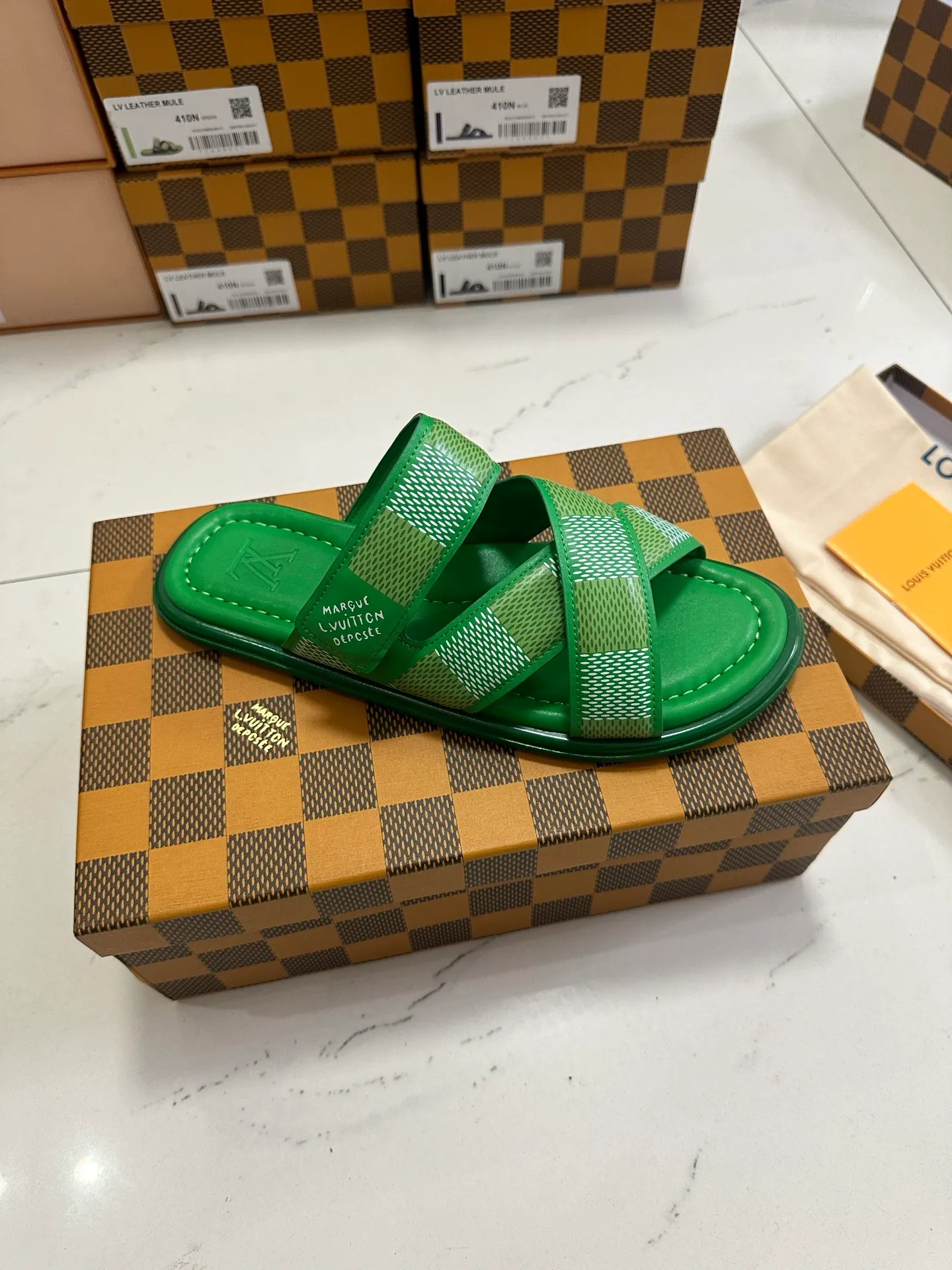 👟👟Ex-factory price 500👟👟 Top version: Men's LV Louis Vuitton L House Donkey Brand Flat Embossed Embossed Sandals This Miami sandal is made of Maxi Damier grained cow leather, copying the texture of Louis Vuitton's classic Damier canvas. The wide laces are adjustable with Velcro for a laid-back look. Paired with padded tough insole and micro outsole to ensure a light, flexible and comfortable wearing experience. Exquisite packaging at the delivery counter 🛍📦 ▪️Fabric: Original custom imported first-layer cowhide ▪️Inner lining: Customized first-layer cowhide ▪️Sole: Original molded rubber material ▪️Sole thickness: flat ▪️Size: Men's 39-45